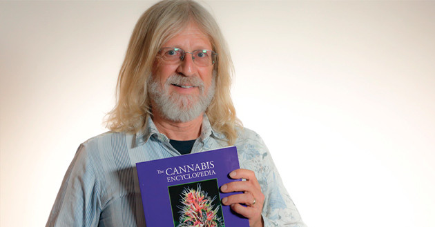 Джордже Ван Паттене (Хорхе Сервантес) Хорхе Сервантес с энциклопедией каннабиса